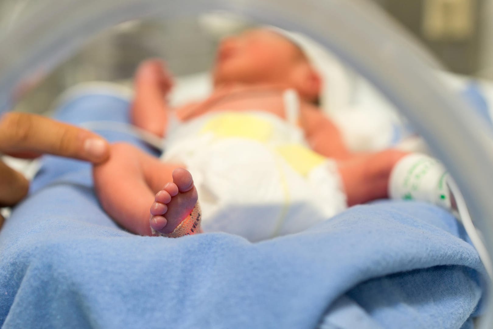 Baby im Krankenhaus: Der Vater des Babys sollte aus dem Kreißsaal abgeschoben werden. (Symbolfoto)