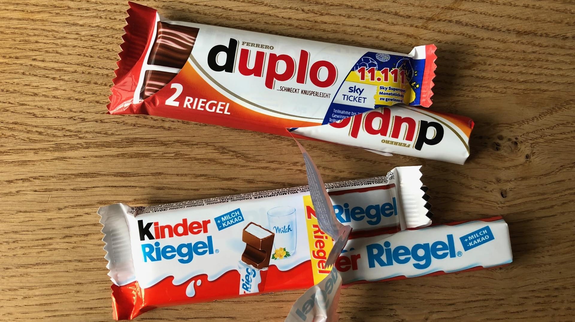 Schokoriegel: Auch andere Produkte werden doppelt in Plastik verpackt. Zwei einzelne Duplo und Kinderriegel werden beispielsweise erneut mit Plastik umhüllt.