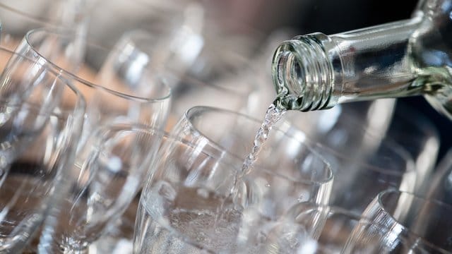 Forscher des Kompetenzzentrums Mineral- und Heilwasser haben sich mit der Frage beschäftigt, ob Mineralwasser wirlich besser ist, als normales Leitungswasser.