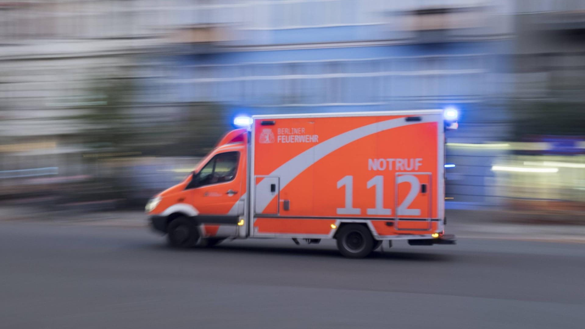 Rettungswagen im Einsatz: Der 19-Jährige verstarb im Krankenhaus. Rettungswagen im Einsatz: Der 19-Jährige verstarb im Krankenhaus.