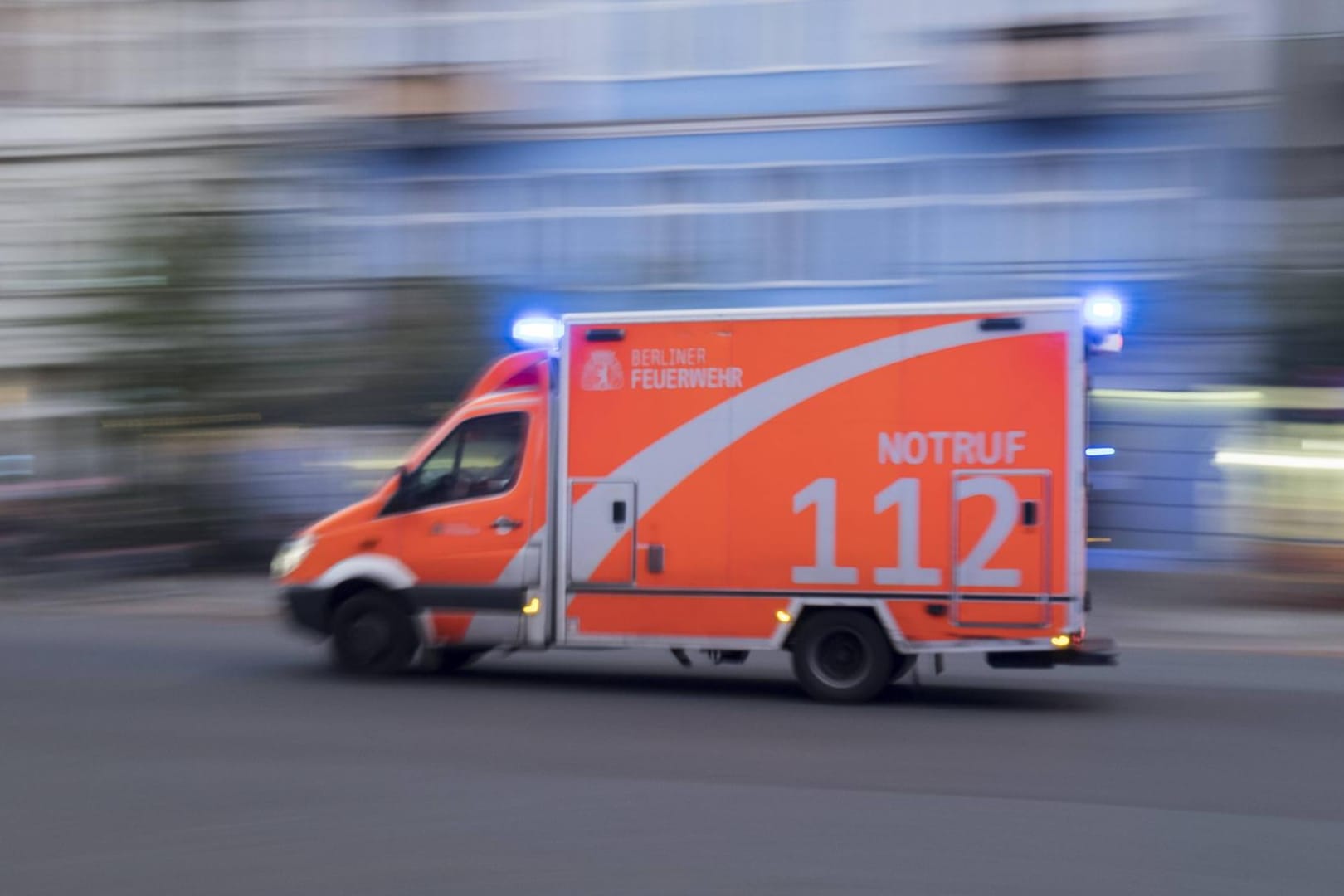 Rettungswagen im Einsatz: Der 19-Jährige verstarb im Krankenhaus.