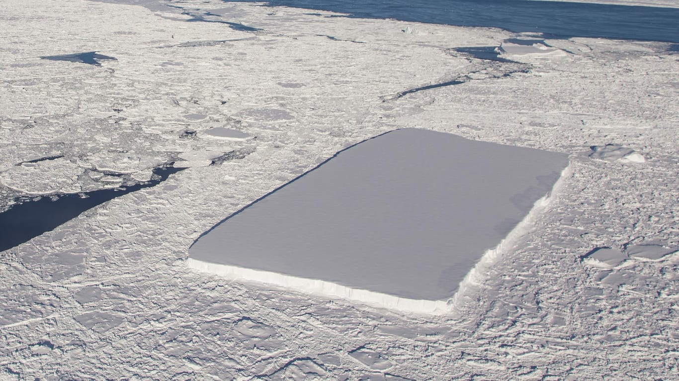 Aufnahme eines tafelförmigen Eisbergs: Der NASA zufolge weisen die scharfen Kanten darauf hin, dass der Eisberg gerade erst vom Larsen-C-Schelfeis abgebrochen sei.