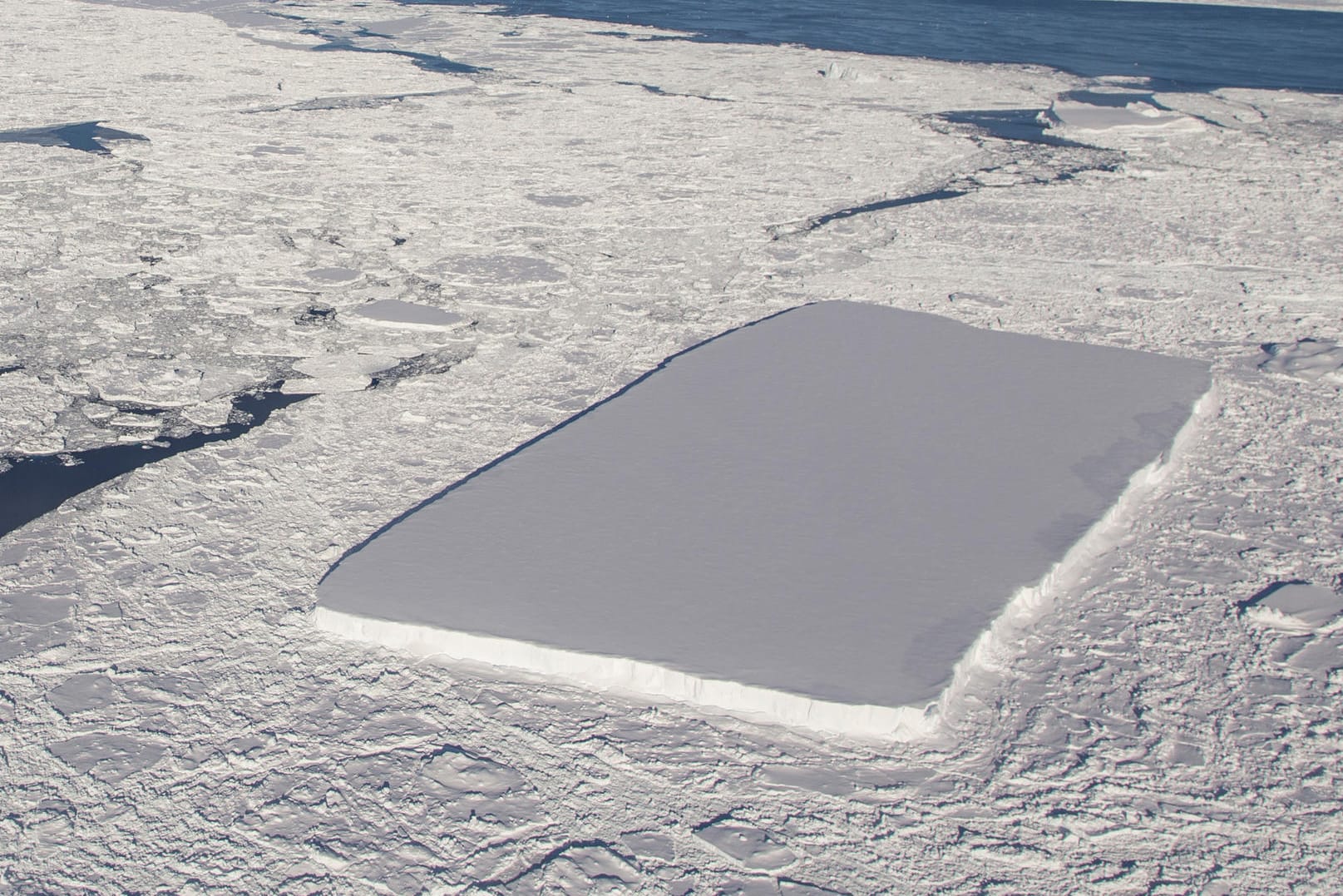 Aufnahme eines tafelförmigen Eisbergs: Der NASA zufolge weisen die scharfen Kanten darauf hin, dass der Eisberg gerade erst vom Larsen-C-Schelfeis abgebrochen sei.