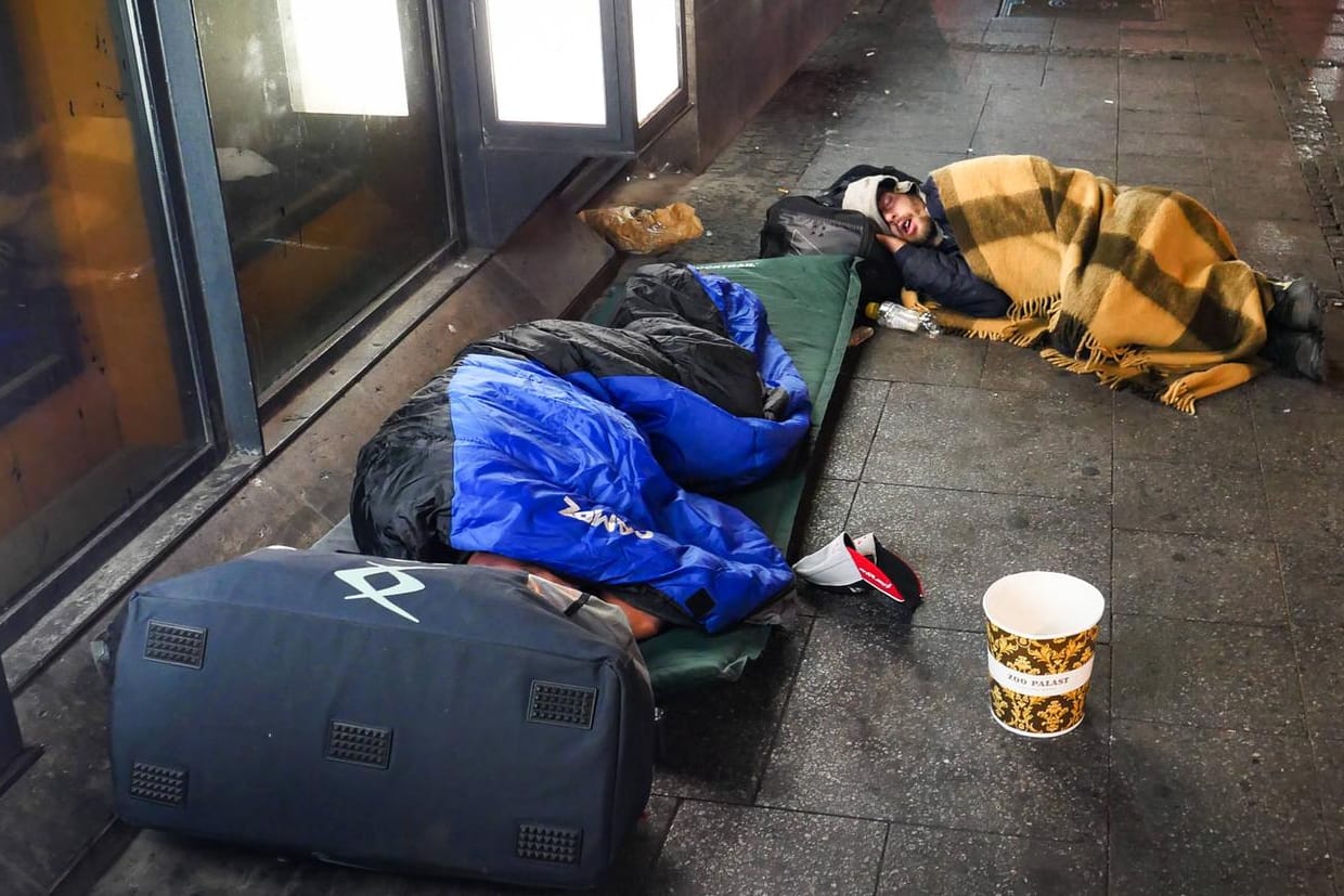 Obdachlose Menschen campieren am Bahnhof Berlin Zoologischer Garten.