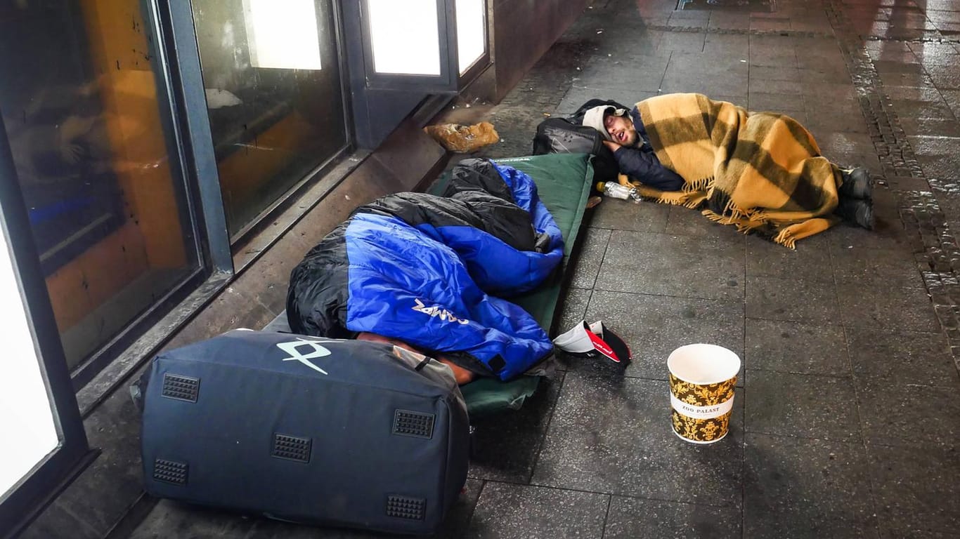 Obdachlose Menschen campieren am Bahnhof Berlin Zoologischer Garten.