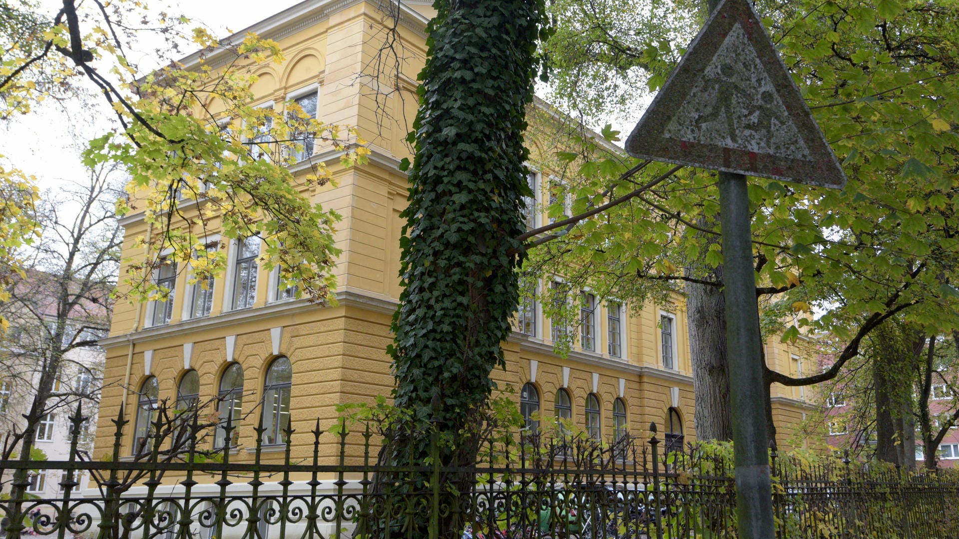 Wittelsbacher Schule in Augsburg: In dieser Schule soll ein Mädchen von einem Mann missbraucht worden sein. Gegen den mutmaßlichen Täter wurde Haftbefehl erlassen.