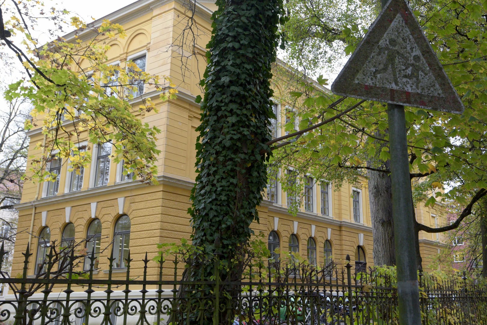 Wittelsbacher Schule in Augsburg: In dieser Schule soll ein Mädchen von einem Mann missbraucht worden sein. Gegen den mutmaßlichen Täter wurde Haftbefehl erlassen.