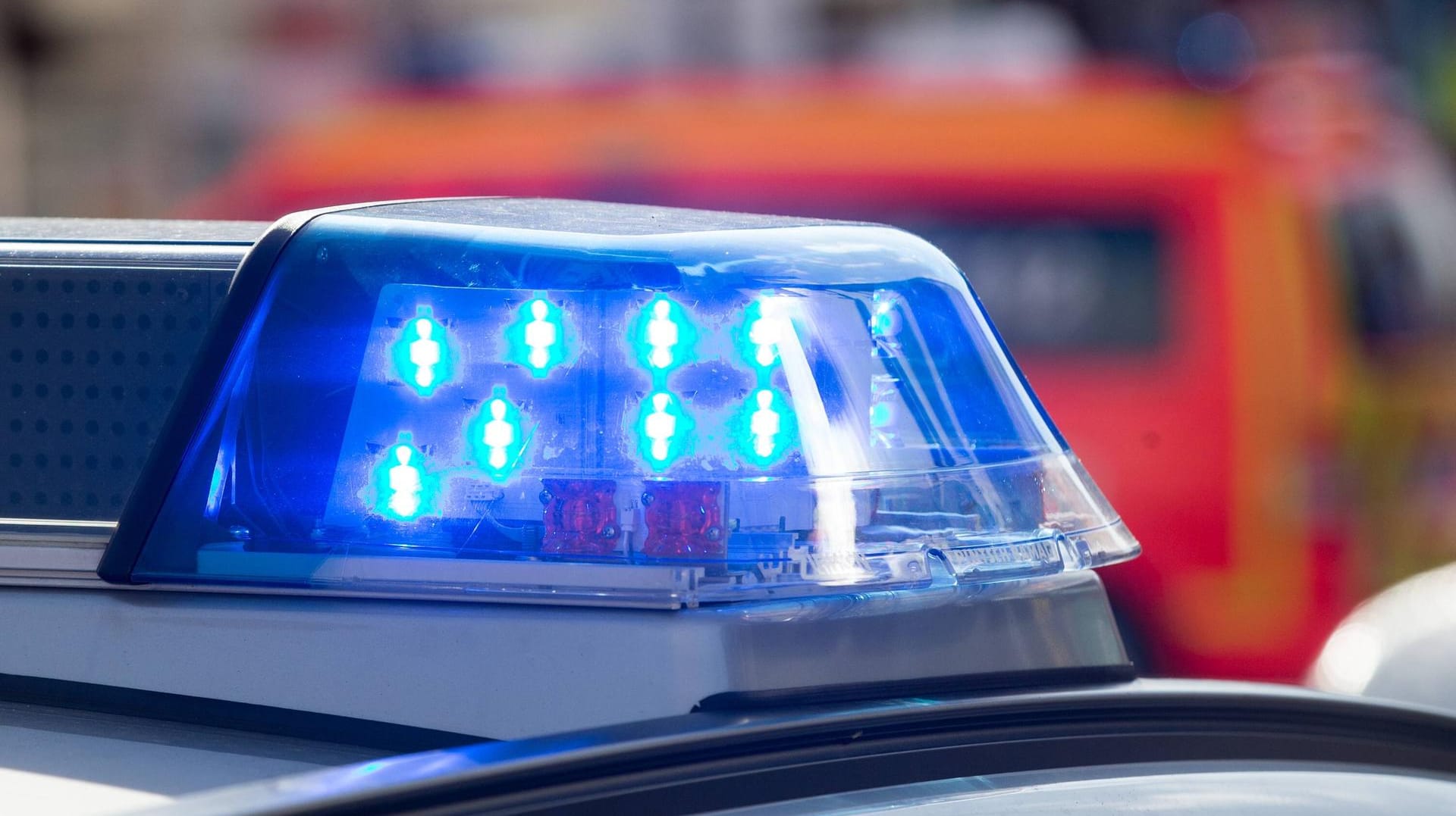 Blaulicht eines Polizeiwagens: Die Polizei durchsuchte das Kinderzimmer des Jungen und beschlagnahmte sein Handy. Blaulicht eines Polizeiwagens: Die Polizei durchsuchte das Kinderzimmer des Jungen und beschlagnahmte sein Handy.