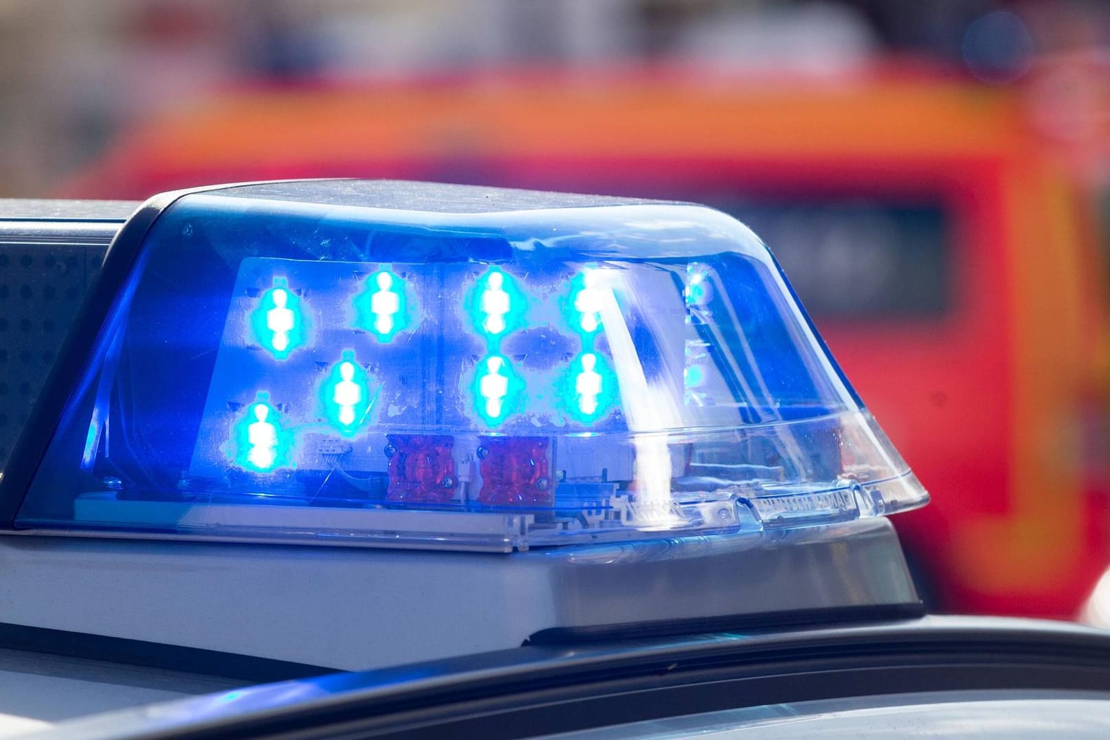Blaulicht eines Polizeiwagens: Die Polizei durchsuchte das Kinderzimmer des Jungen und beschlagnahmte sein Handy.