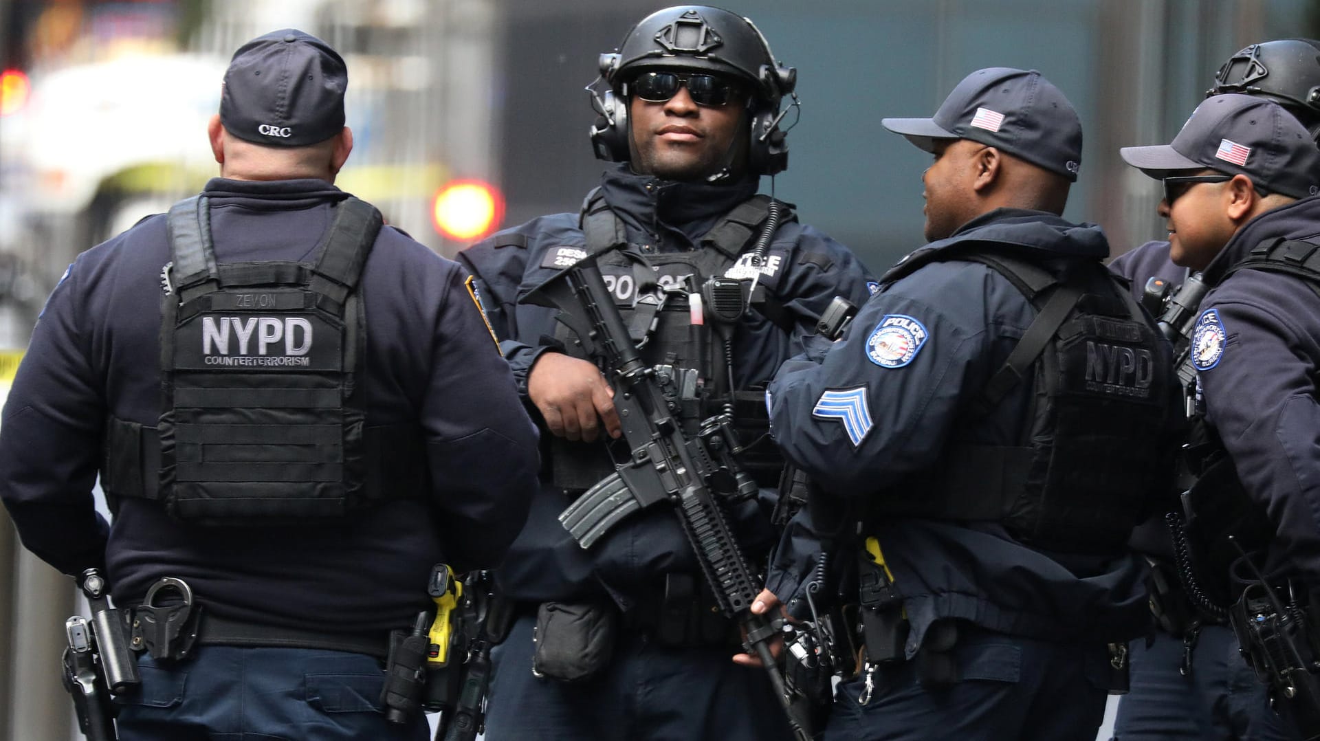 Spezialkräfte vor dem Time Warner Center in New York: Mehrere Paketbomben haben die Stadt in Aufruhr versetzt.