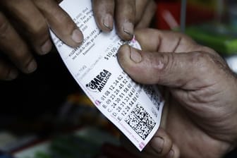Ein Lottospieler kauft Mega-Millions-Lose an einem Kiosk.