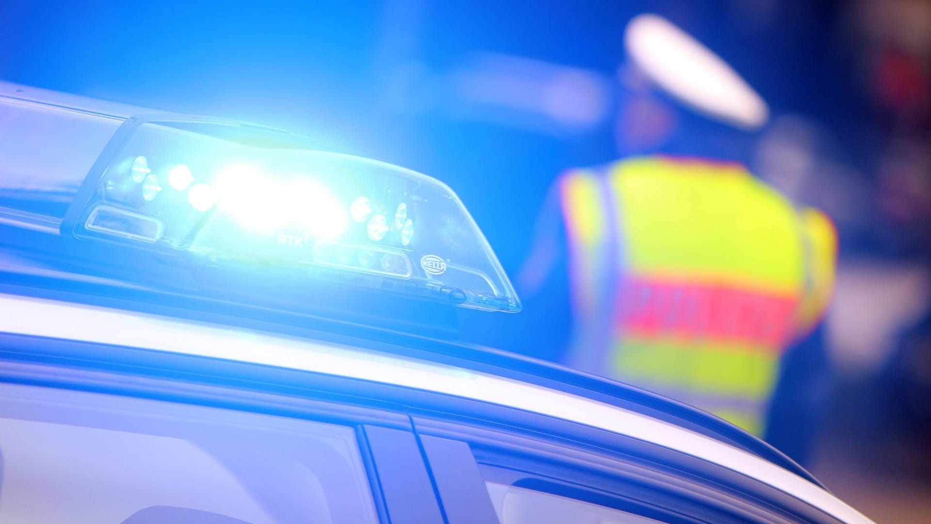 Blaulicht eines Polizeiautos: In der Wohnung des Schützen fanden die Beamten mehrere Schreckschusspistolen vor. Blaulicht eines Polizeiautos: In der Wohnung des Schützen fanden die Beamten mehrere Schreckschusspistolen vor.