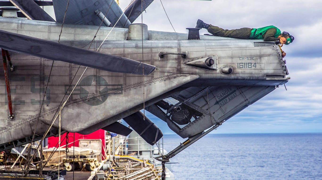 Auf dem Weg nach Norwegen: Ein Soldat der US-Marine prüft einen Hubschrauber vom Typ Sikorsky CH-53, der an Bord der USS Iwo Jima zum Manöver "Trident Juncture" gebracht wird.
