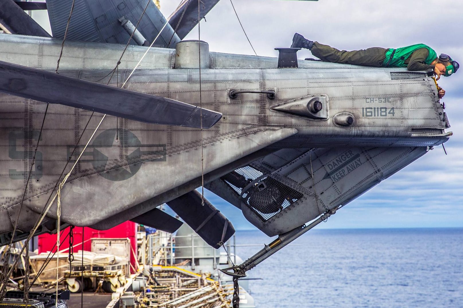 Auf dem Weg nach Norwegen: Ein Soldat der US-Marine prüft einen Hubschrauber vom Typ Sikorsky CH-53, der an Bord der USS Iwo Jima zum Manöver "Trident Juncture" gebracht wird.