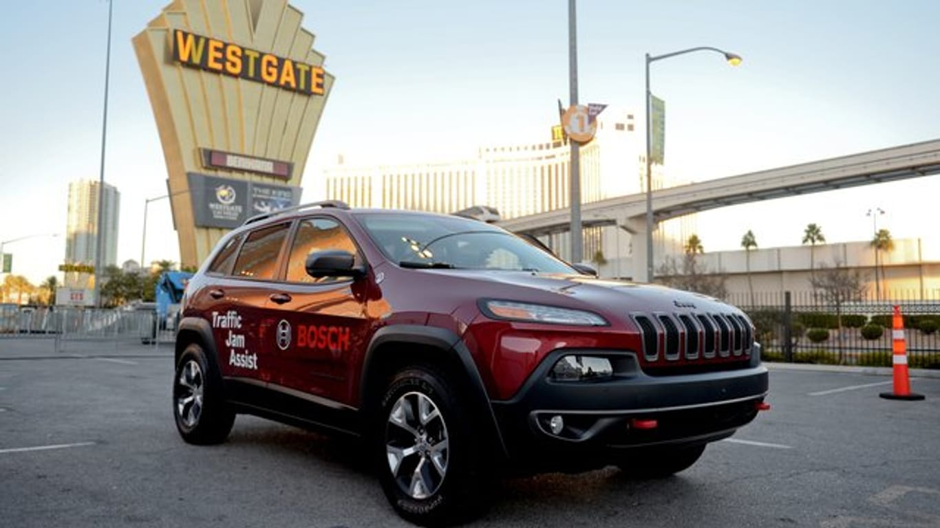 Ein selbstfahrendes Fahrzeug des Typs Jeep wird bei der Consumer Electronics Show präsentiert.