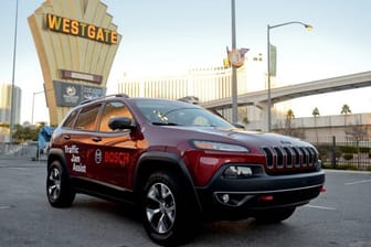 Ein selbstfahrendes Fahrzeug des Typs Jeep wird bei der Consumer Electronics Show präsentiert.