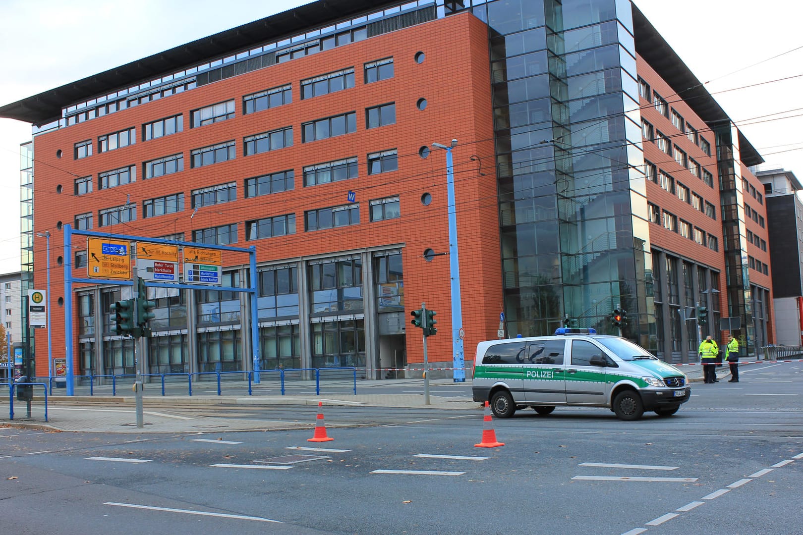 Ein Polizeifahrzeug vor dem evakuierten Gebäudekomplex: In Chemnitz hat es eine Bombendrohung gegeben.