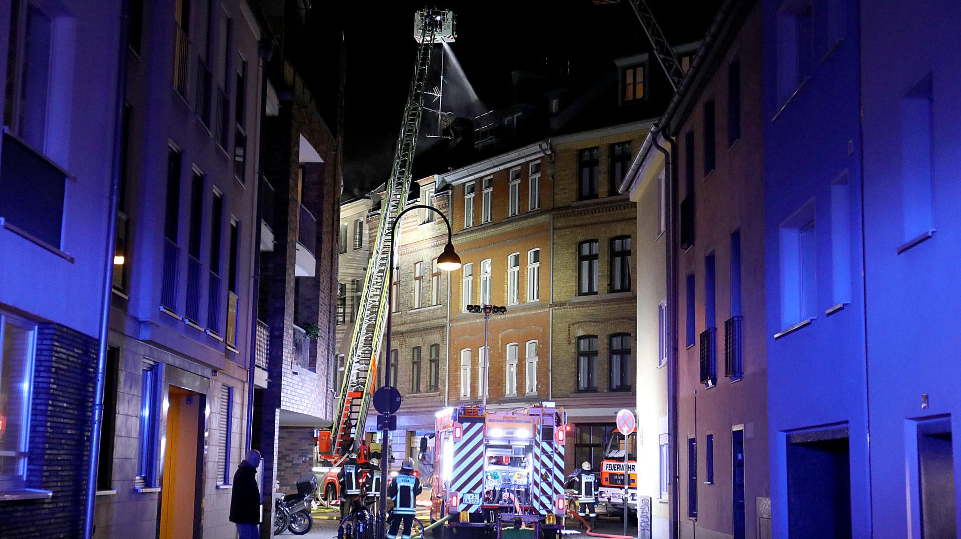 Feuerwehrleute löschen den Brand: Bei einem Feuer in der Kölner Südstadt sind zwei Menschen gestorben.