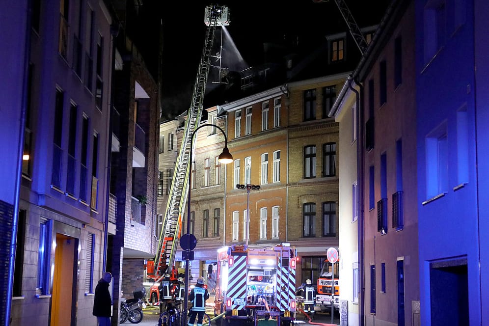 Feuerwehrleute löschen den Brand: Bei einem Feuer in der Kölner Südstadt sind zwei Menschen gestorben.
