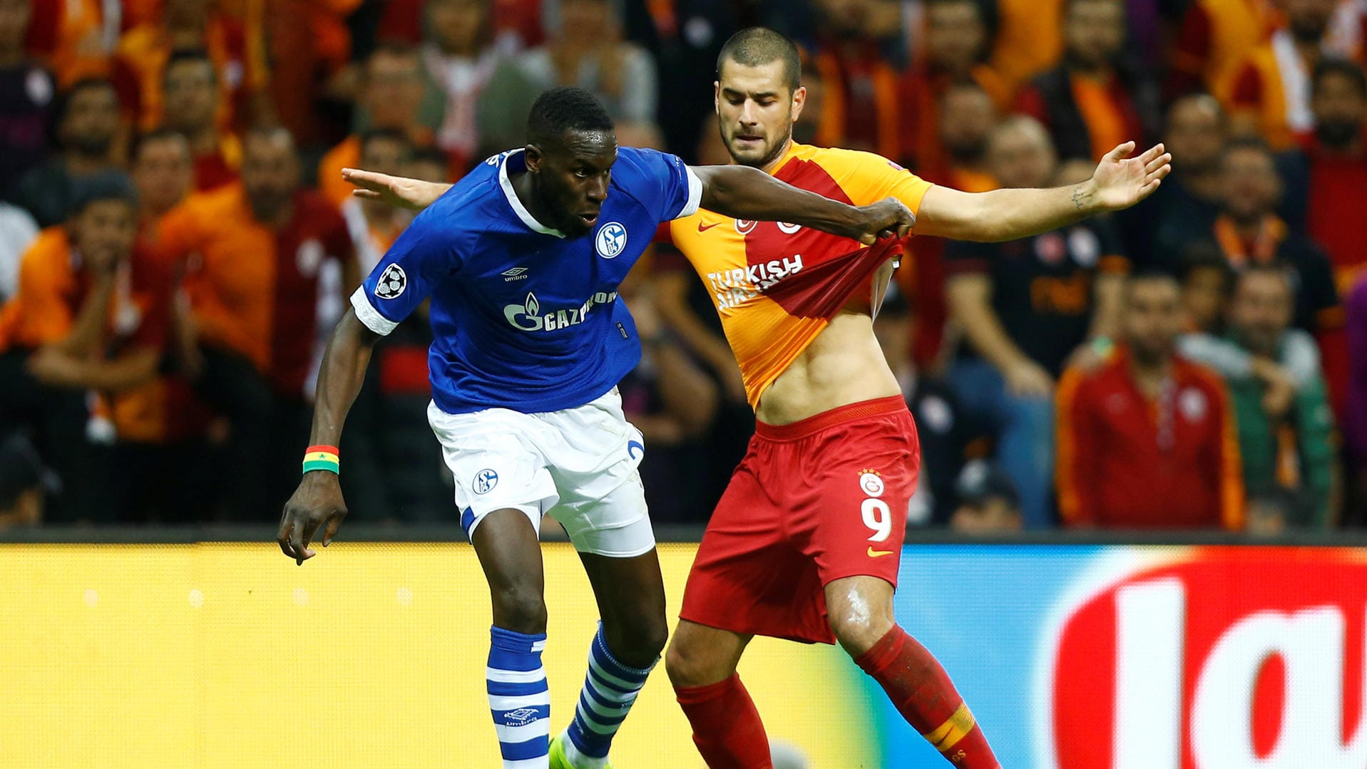 Schalkes Salif Sané im Duell mit dem ehemaligen Bundesliga-Spieler Eren Derdiyok.