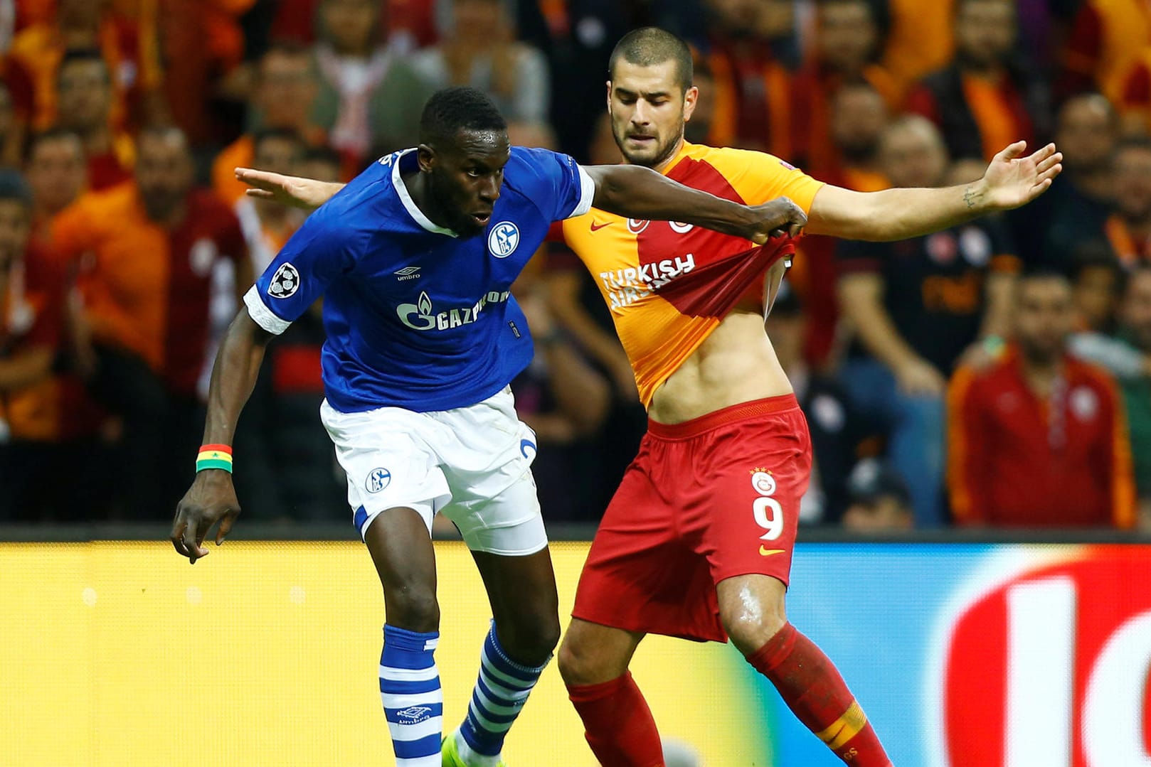 Schalkes Salif Sané im Duell mit dem ehemaligen Bundesliga-Spieler Eren Derdiyok.