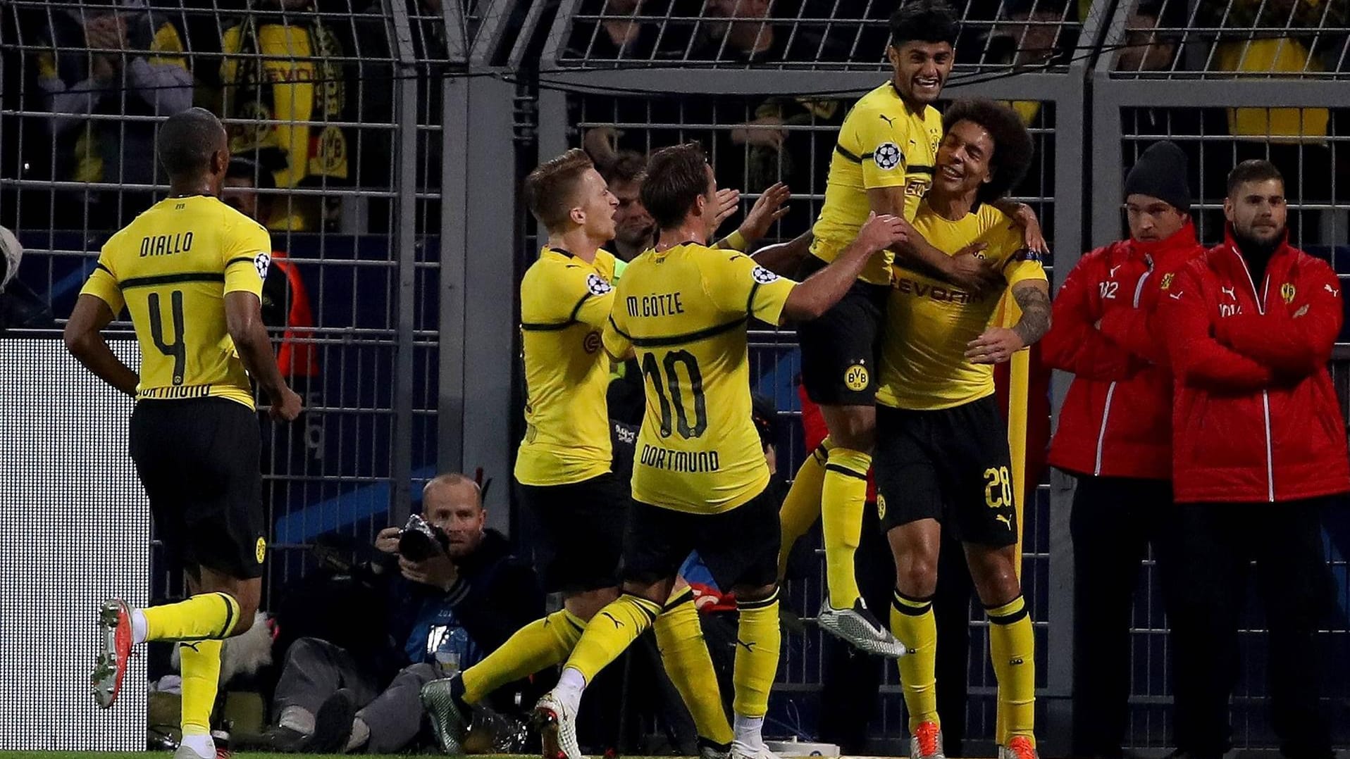 Torschütze: Die BVB-Stars jubeln mit Axel Witsel (r.).