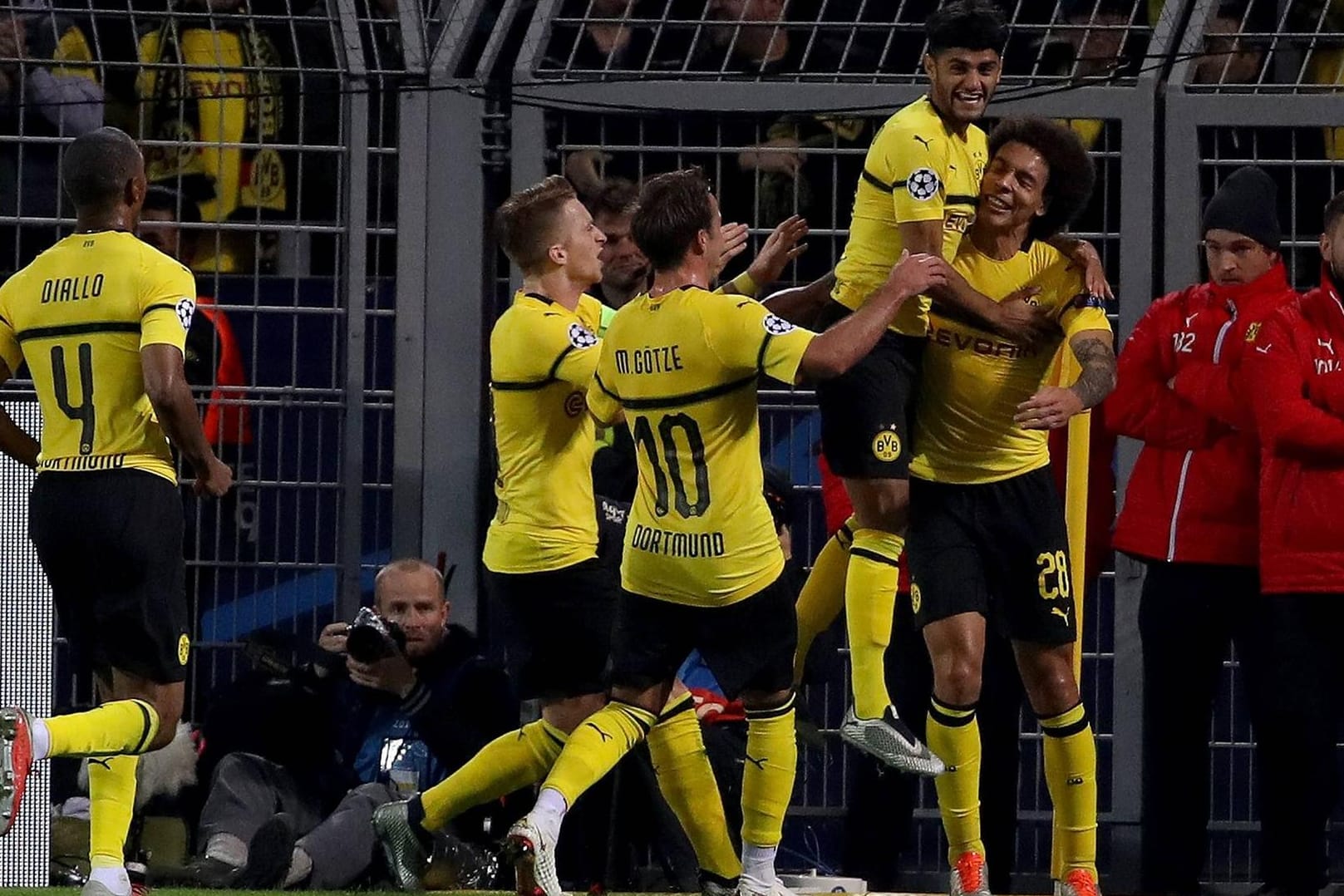 Torschütze: Die BVB-Stars jubeln mit Axel Witsel (r.).