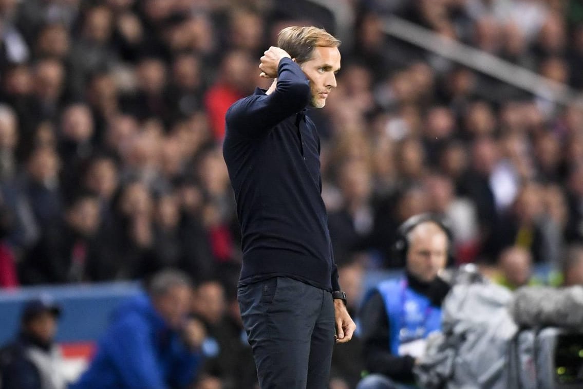 Thomas Tuchel grübelt während des Spiels gegen Neapel.