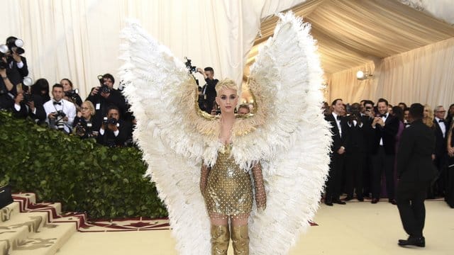 Katy Perry als Engel bei der Met Gala, die unter dem Motto stand: "Himmlische Körper: Mode und die katholische Imagination".
