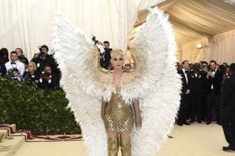 Katy Perry als Engel bei der Met Gala, die unter dem Motto stand: "Himmlische Körper: Mode und die katholische Imagination".