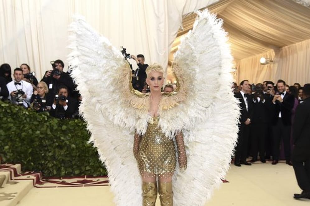 Katy Perry als Engel bei der Met Gala, die unter dem Motto stand: "Himmlische Körper: Mode und die katholische Imagination".