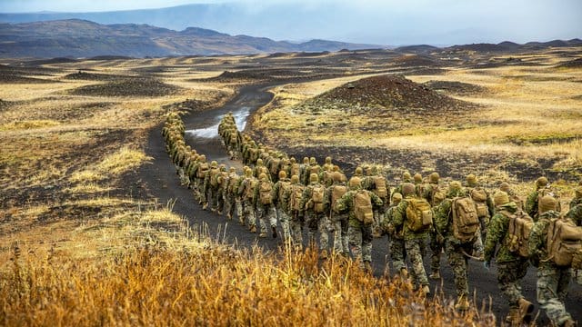 US-Soldaten der 24th Marine Expeditionary Unit auf dem Weg zu einem Feldlager für das Nato-Großmanöver. US-Soldaten der 24th Marine Expeditionary Unit auf dem Weg zu einem Feldlager für das Nato-Großmanöver.