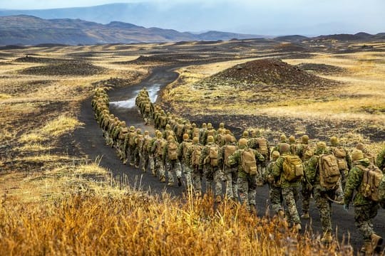 US-Soldaten der 24th Marine Expeditionary Unit auf dem Weg zu einem Feldlager für das Nato-Großmanöver.