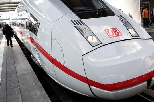 Auf welchem Gleis fährt mein Zug ab? Und erreicht man dieses auch mit dem Fahrstuhl? Die App "DB Barrierefrei" soll eine digitale Hilfe im Bahnverkehr sein.