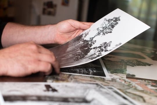 Kein Vergleich zum Monitor: Echte Fotos in der Hand zu halten, ist ein haptisches und visuelles Erlebnis.