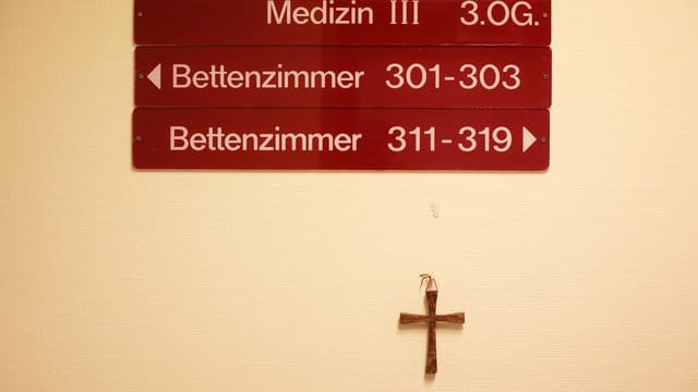 Holzkreuz in einem kirchlichen Krankenhaus.