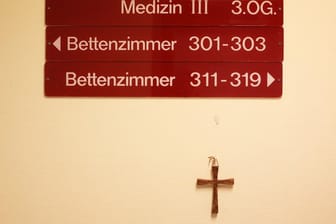 Holzkreuz in einem kirchlichen Krankenhaus.