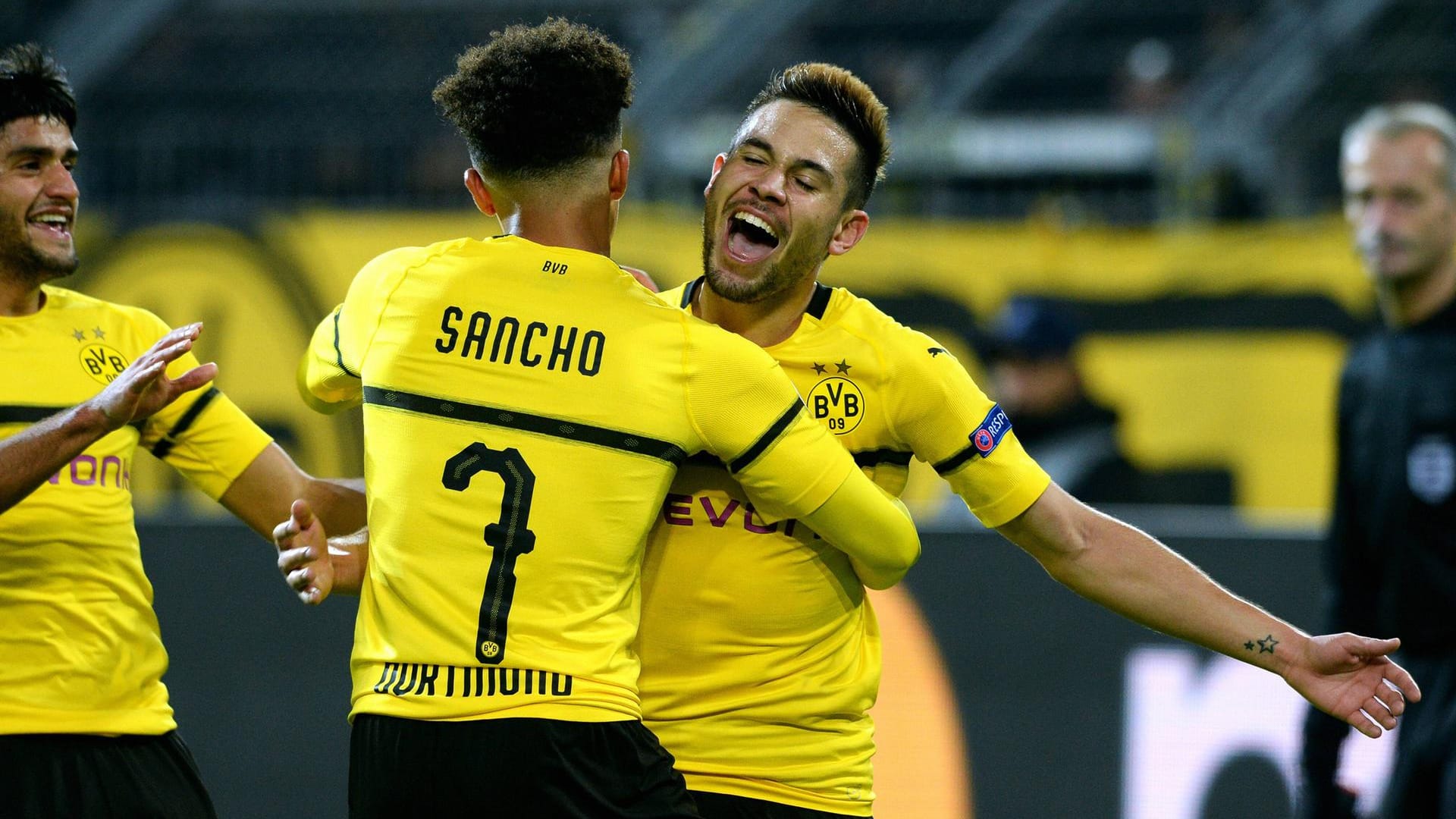 Torschützen von der Bank: Die Dortmunder Joker Guerreiro (r.) und Sancho feiern ihre Treffer gegen Atlético Madrid. Torschützen von der Bank: Die Dortmunder Joker Guerreiro (r.) und Sancho feiern ihre Treffer gegen Atlético Madrid.