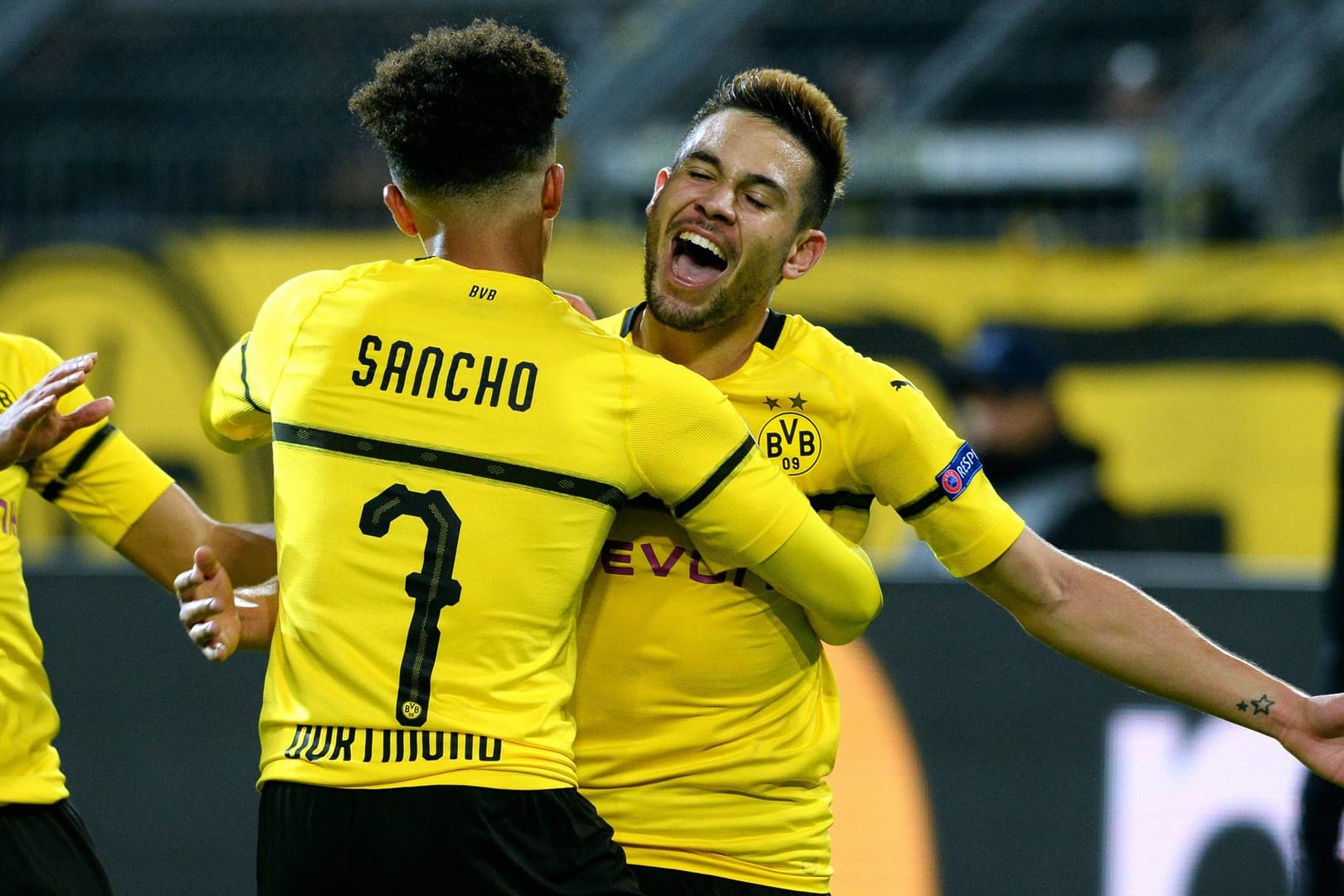 Torschützen von der Bank: Die Dortmunder Joker Guerreiro (r.) und Sancho feiern ihre Treffer gegen Atlético Madrid.