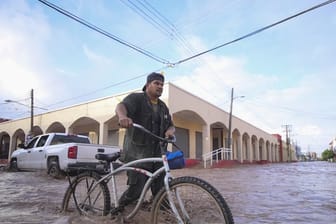 Mit dem Fahrrad auf einer überfluteten Straße in Gemeinde Tecuala in Nayarit.