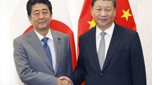 Japans Premierminister Shinzo Abe zusammen mit Chinas Präsident Xi Jinping auf dem Östlichen Wirtschaftsforum im September. Japans Premierminister Shinzo Abe zusammen mit Chinas Präsident Xi Jinping auf dem Östlichen Wirtschaftsforum im September.