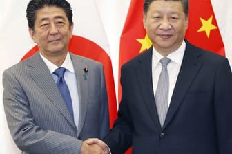 Japans Premierminister Shinzo Abe zusammen mit Chinas Präsident Xi Jinping auf dem Östlichen Wirtschaftsforum im September.