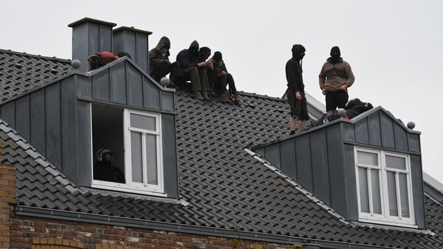 Im Haus die Polizei, auf dem Haus die Braunkohlegegner.