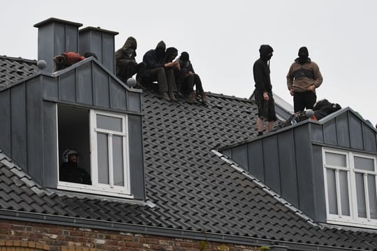 Im Haus die Polizei, auf dem Haus die Braunkohlegegner.