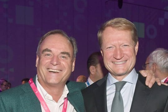 Medienunternehmer Georg Kofler (l) und der ARD-Vorsitzende Ulrich Wilhelm bei der Eröffnung der 32.