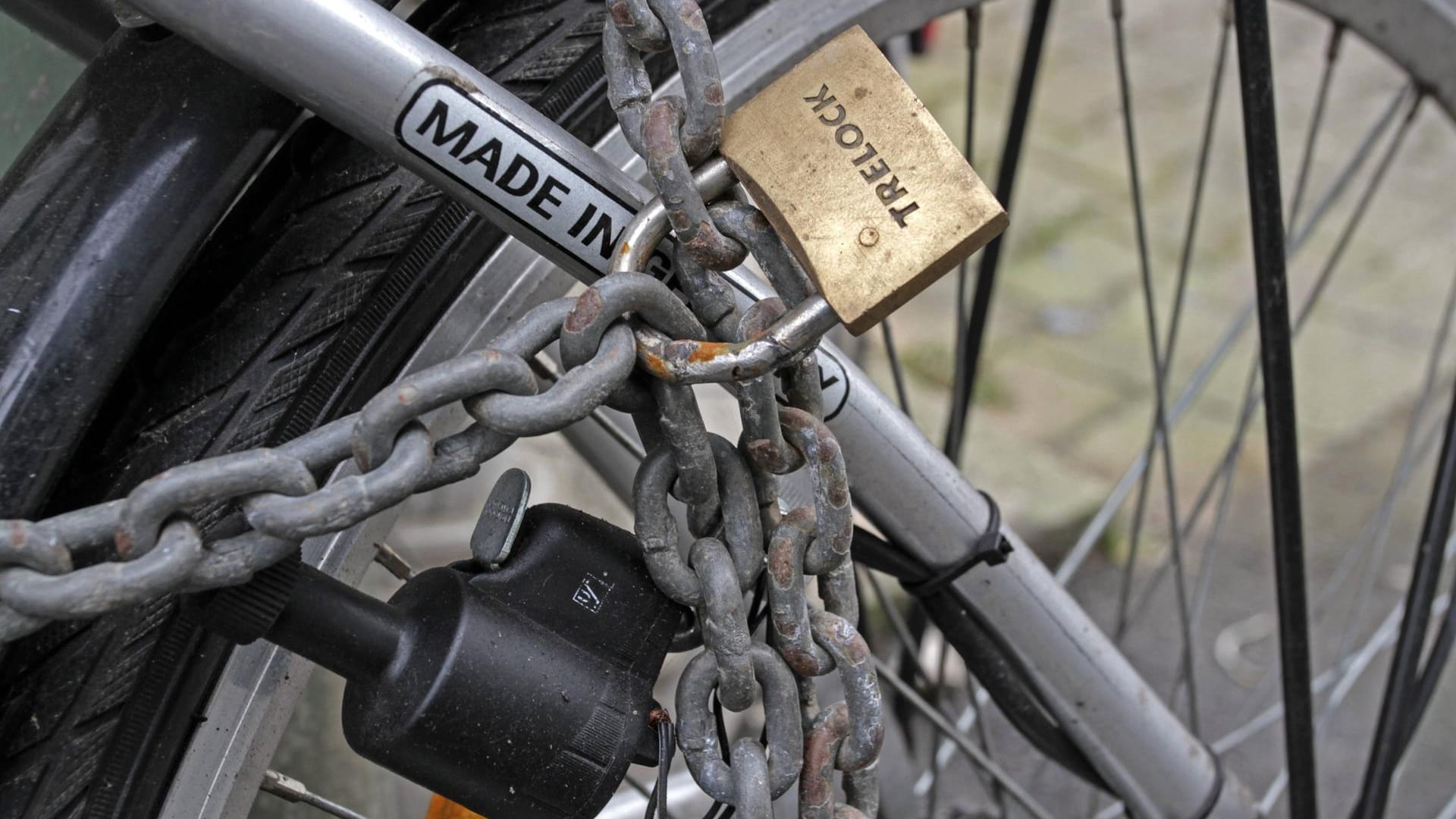 Ein mit einer massiven Eisenkette und Vorhängeschloss gesichertes Fahrrad (Symbolbild): Ein Fahrraddieb hat in Berlin, nach dem er auf frischer Tat ertappt wurde, einen Polizisten angegriffen.