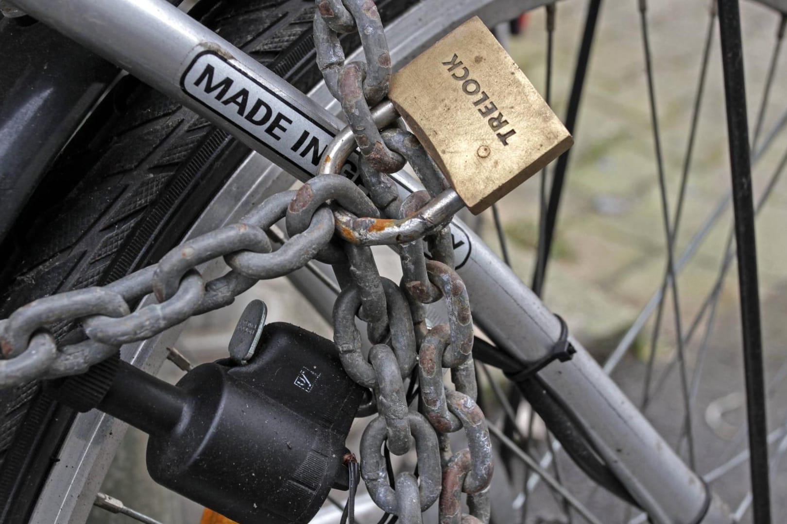 Ein mit einer massiven Eisenkette und Vorhängeschloss gesichertes Fahrrad (Symbolbild): Ein Fahrraddieb hat in Berlin, nach dem er auf frischer Tat ertappt wurde, einen Polizisten angegriffen.