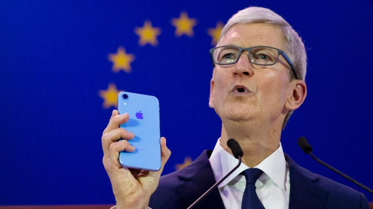 Apple-Chef Tim Cook in Brüssel: In Italien muss der iPhone-Konzern eine Strafe zahlen, weil die Telefone durch Software künstlich gedrosselt wurden.