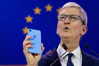 Apple-Chef Tim Cook in Brüssel: In Italien muss der iPhone-Konzern eine Strafe zahlen, weil die Telefone durch Software künstlich gedrosselt wurden.