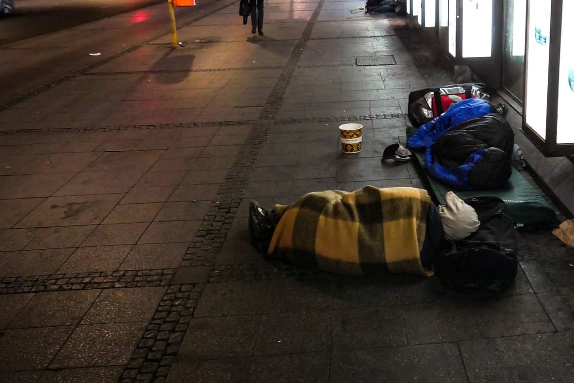 Schlafende Obdachlose in der Stadt (Symbolbild): Nun werden Wohnungen für die wohnungslosen Menschen gefunden.